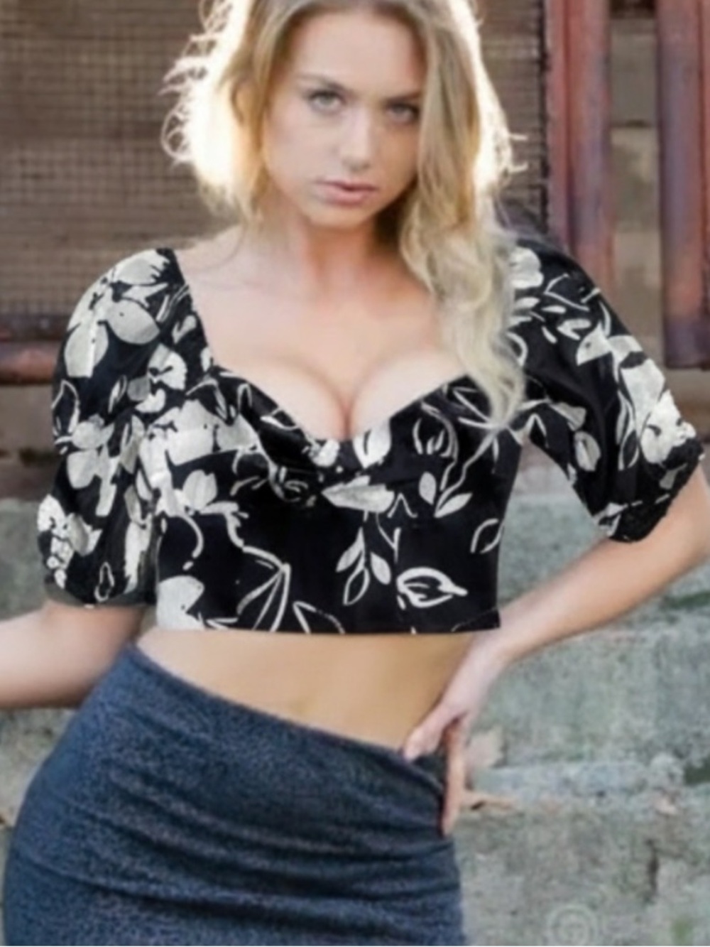 Floral Black and White Women's Crop Blouse 🔥 Size XS